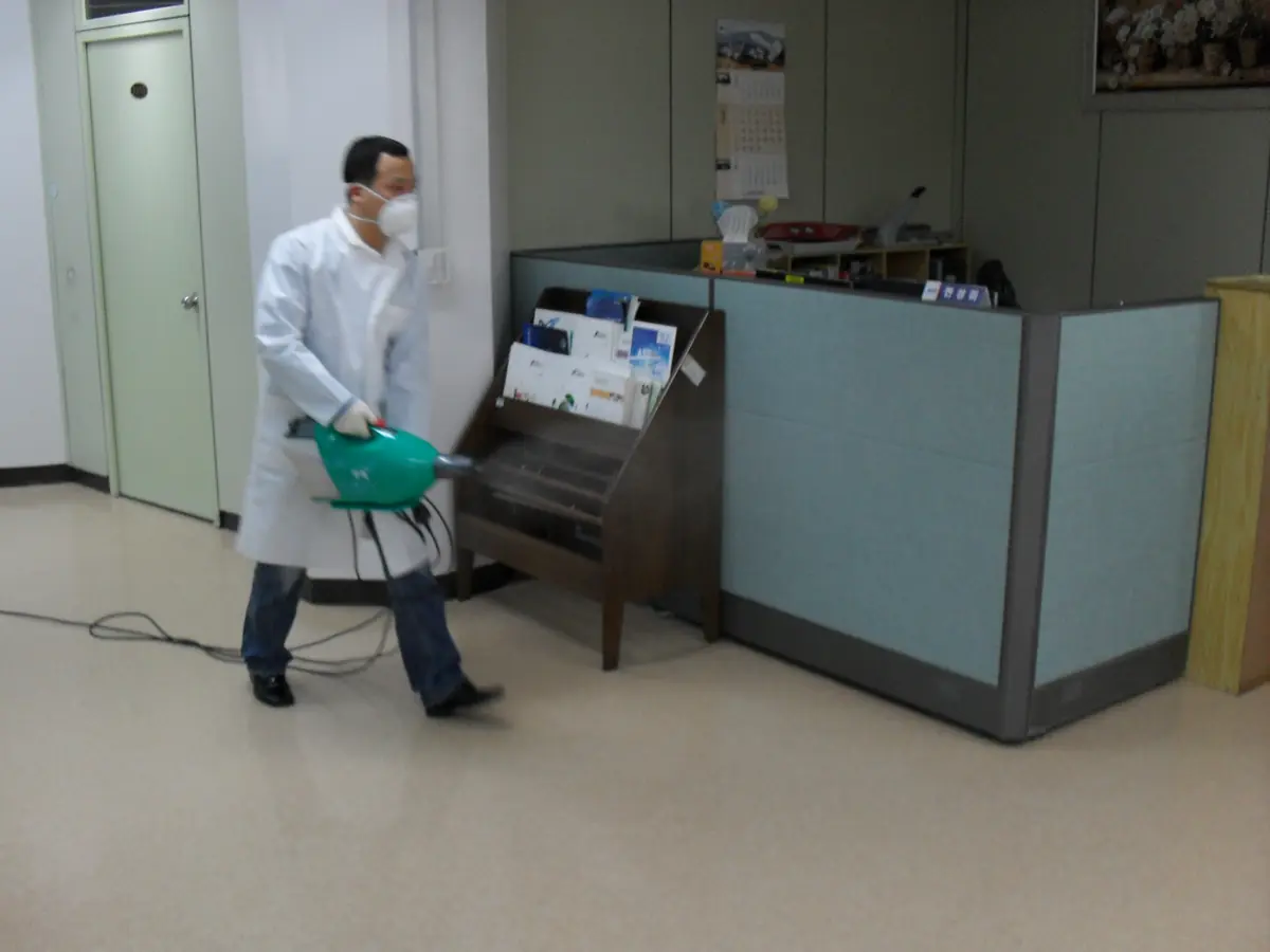 실내 공간을 소독하는 작업자